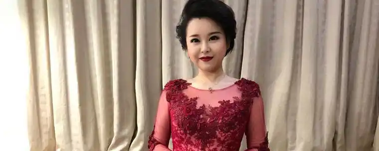 抖音刘海燕其实真名叫做毕玉玺,是一名主持人,因为被男友求婚,在抖音