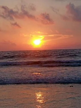 蓝天白云太阳倒影达里湖