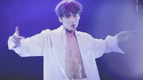 他完全不隐藏自己的极品身材,不只腹肌还有胸肌,背肌,他的每一张照片