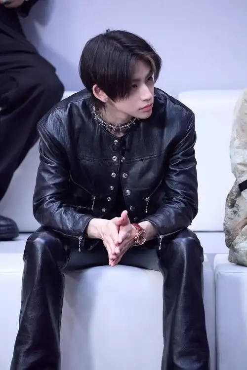 小鬼的每一首歌都很好听,在舞台上给大家带来的这首《生死有命》台风