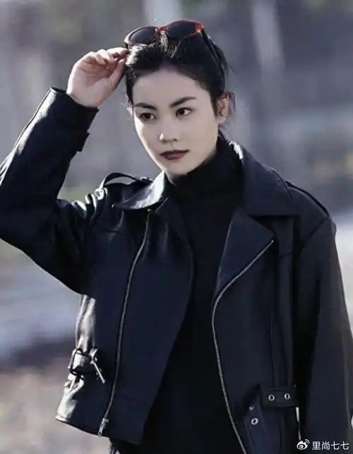 王菲素颜照曝光穿中国风拜佛身材太骨感脸型变化太大