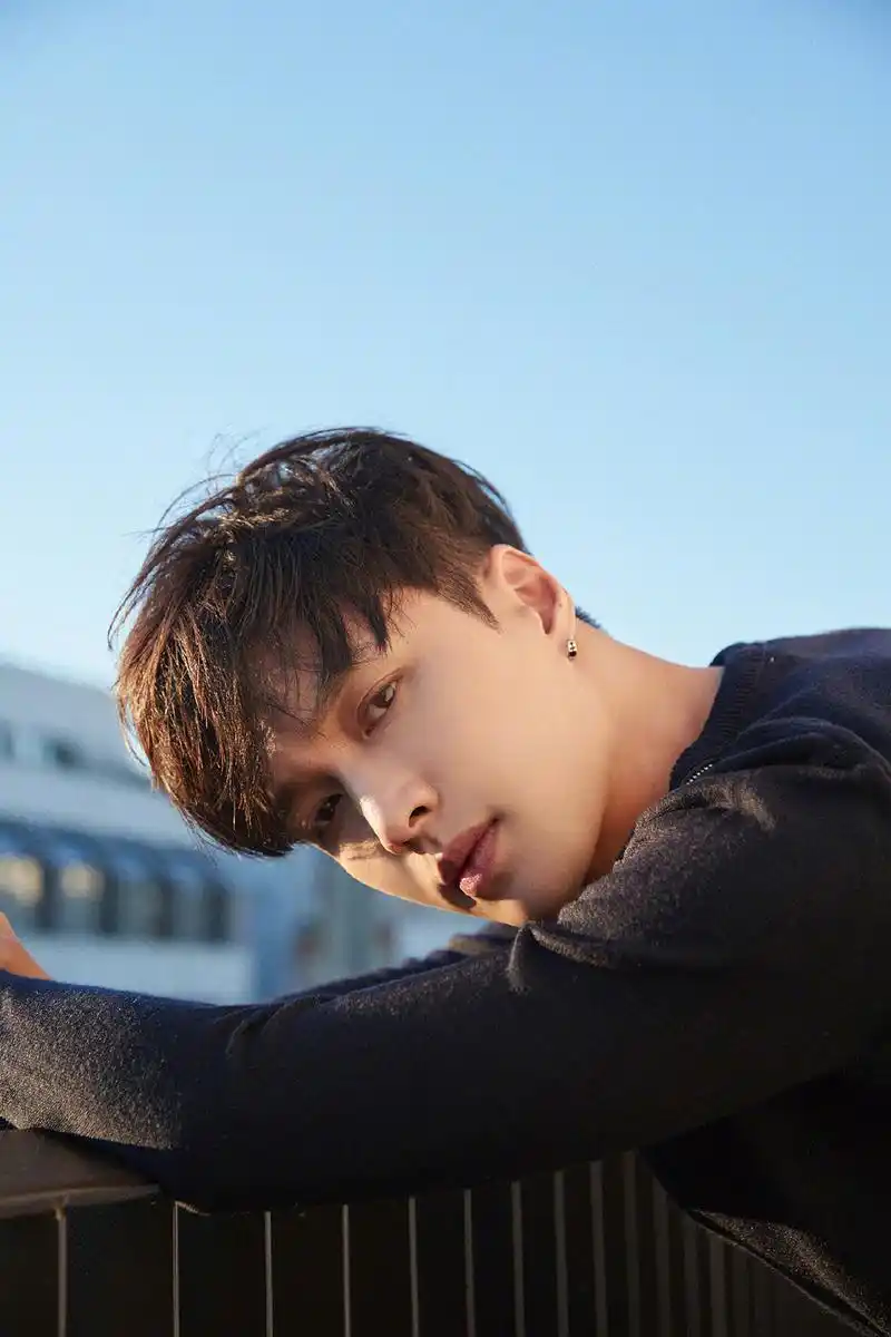 [张艺兴][新闻]181017 新专主打曲mv预告明天上线 准备好步入梦不落