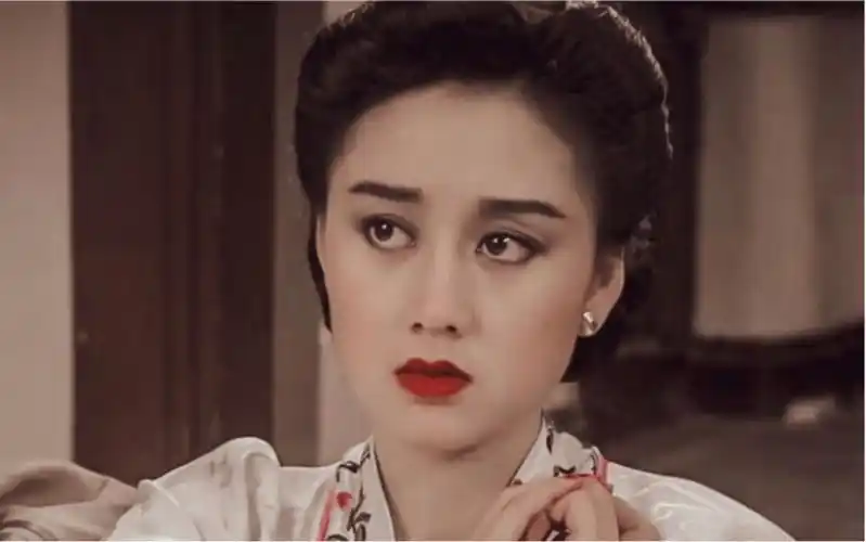 吉屋藏娇【片段三】:丫鬟替利智拍照