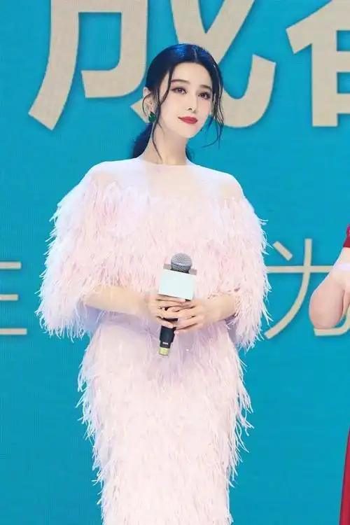 范冰冰久违再露面穿粉色羽毛裙美若天仙40岁状态仍在巅峰