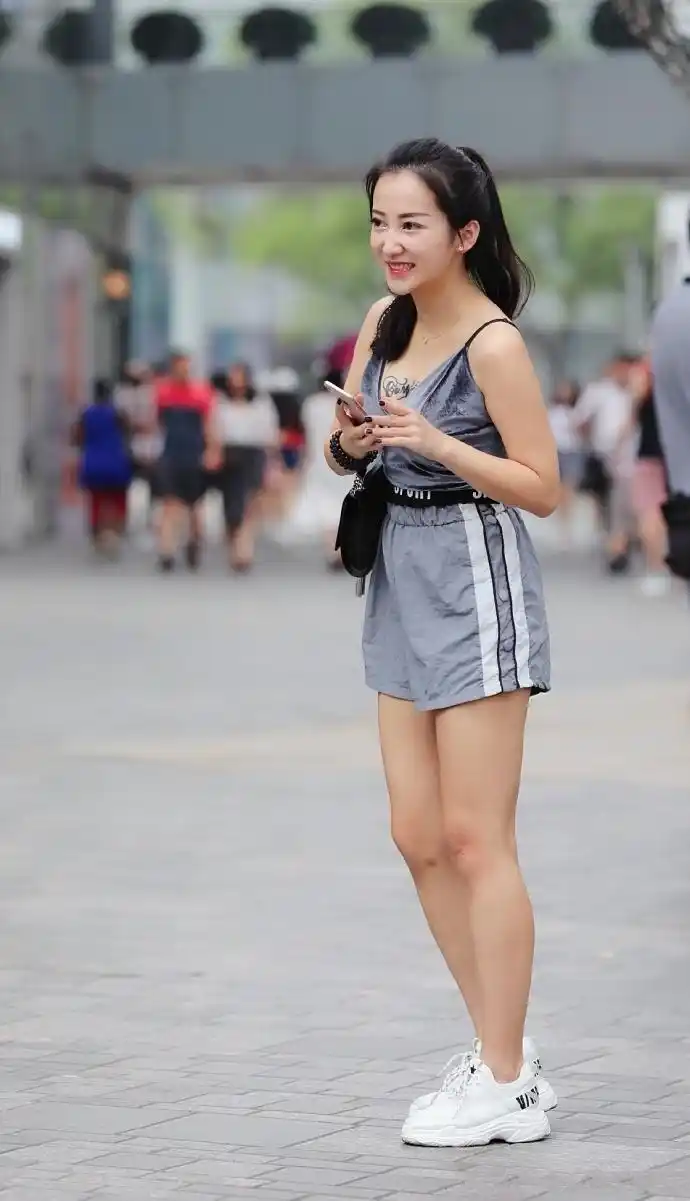 街拍路人,简约又耐看的穿搭参考,让你秀出时尚魅力