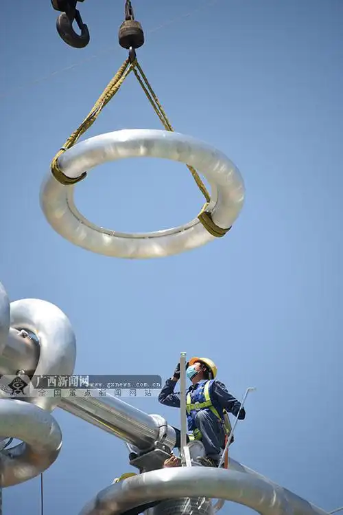 支柱绝缘子均压环安装.方宇 摄