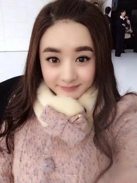 赵丽颖自拍,总是把巴掌脸拍成大圆脸的人,她一定是自己的黑粉_网易