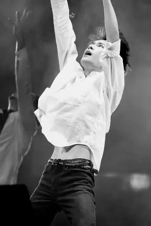 点开收看还不到16岁的易烊千玺的腹肌@tfboys-易烊千玺#易烊千玺电影