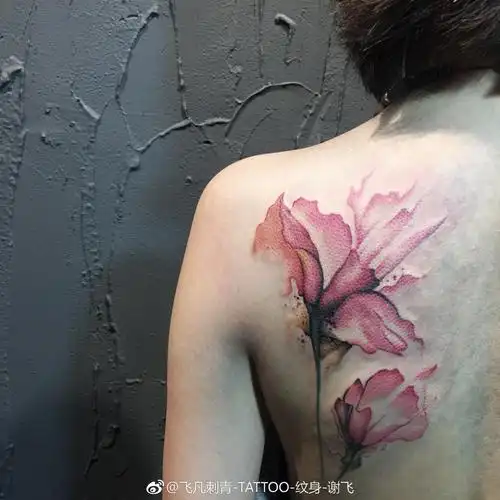 后背水彩百合花纹身图案