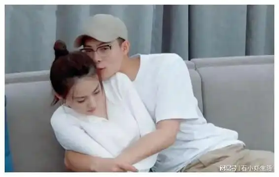 徐璐姐弟恋曝光与鲜肉吴崇轩亲密游园甜蜜搂腰照流出