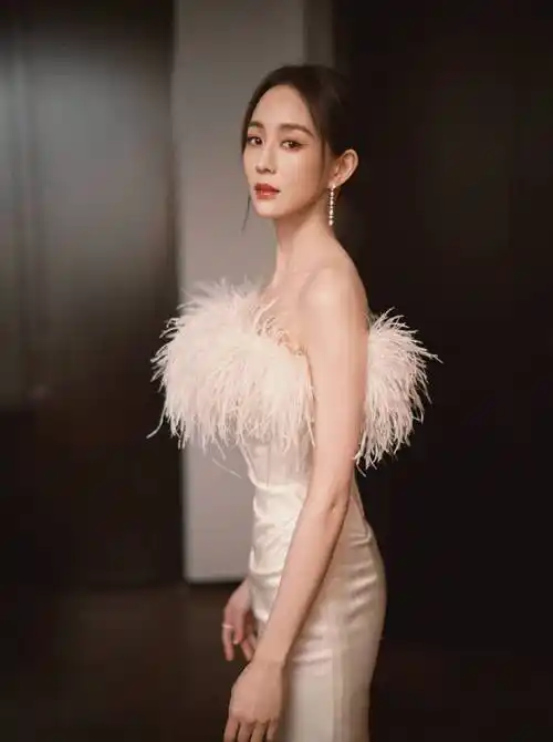 张钧甯穿白色羽毛裙身材纤细 如春日百合熠熠生辉