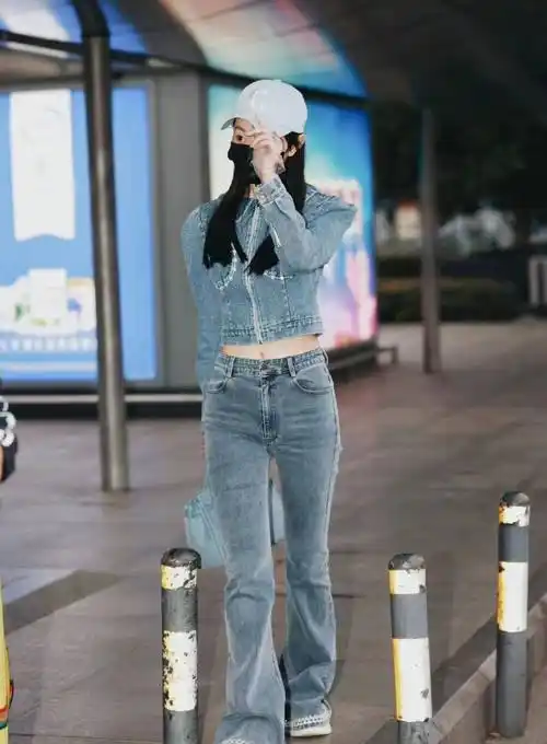 宋轶穿廓形短款牛仔外套配同色系微喇牛仔裤,清新又时髦_夹克_宋宇