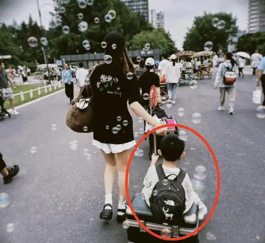 冯绍峰带儿子看舞台剧,5岁想想乖巧可爱,肉嘟嘟更像妈妈赵丽颖