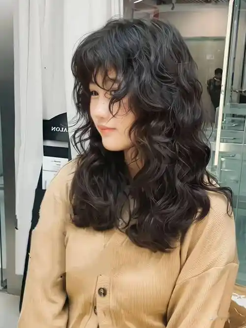 全头烫在冬天是最受欢迎的烫发之一,烫过之后整个人都会感到温暖许多.