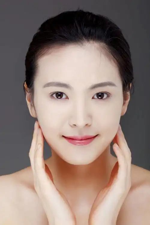 双手贴在脸庞肤质通透的女孩高清图片