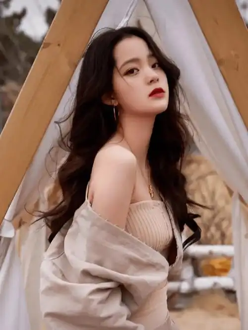 23岁欧阳娜娜真空穿背心马甲看演唱会,袒胸露背肉感十足毫无顾忌_大陆