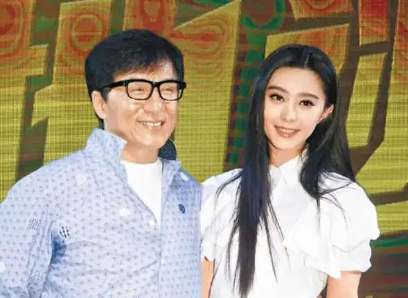 范冰冰历年合照曝光,与成龙亲密互动引发热议