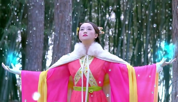 在《山海经之赤影传说》中,蓝盈莹饰演的芙儿,桃红色长裙搭上白色披风