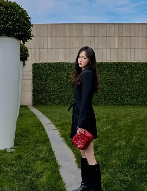 秋高气爽,学唐嫣穿西装裙 长靴,气场全开