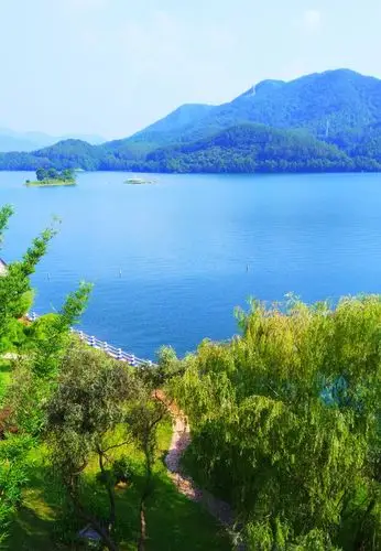 青山绿水 碧波荡漾 层峦叠翠 宛若仙境.