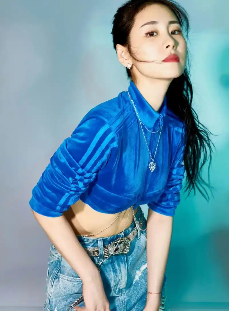 张碧晨# 甜美清纯的颜值,丰满傲人的事业线,前凸后翘,性感撩人的