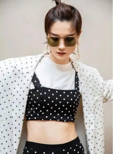 36岁李宇春大变样,从"假小子"变时尚女王,越来越有女人味了