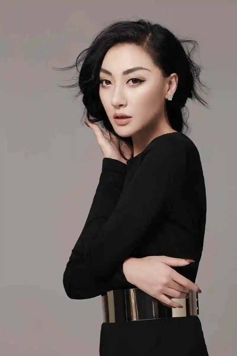 猎毒人情感主题曲虐心上线王金金深情演绎走不进的不同世界