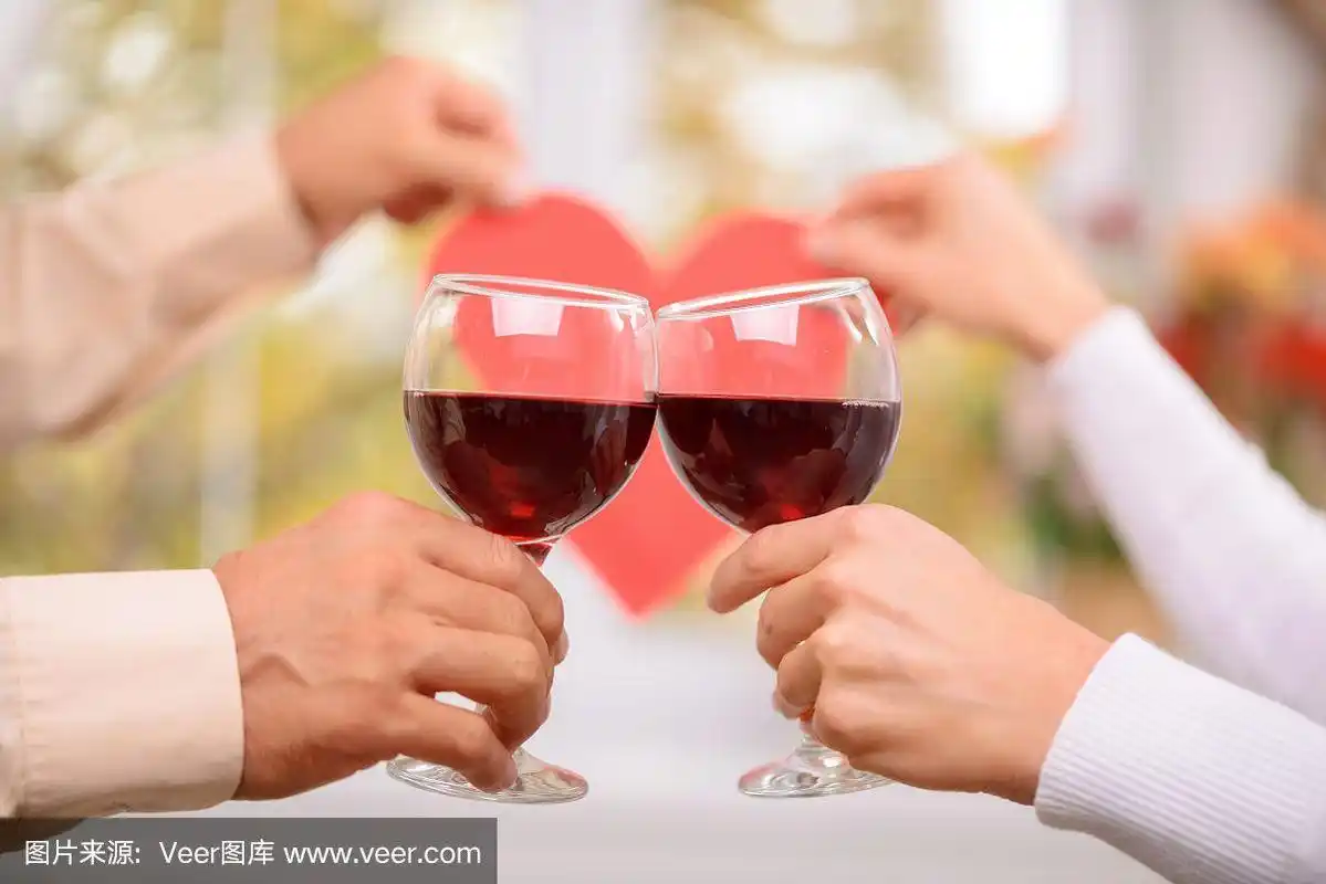 愉快的情侣喝酒