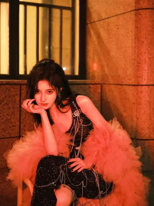 鞠婧祎辣妹造型好美穿吊带裙庆祝28岁生日烟熏妆真的太抢眼