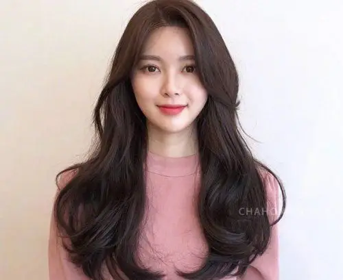 女生偏分柔顺烫卷发发型