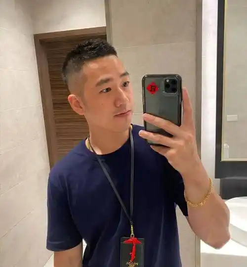 把整个头发剪短,刘海处留一点头发,用牙剪修剪,打薄.