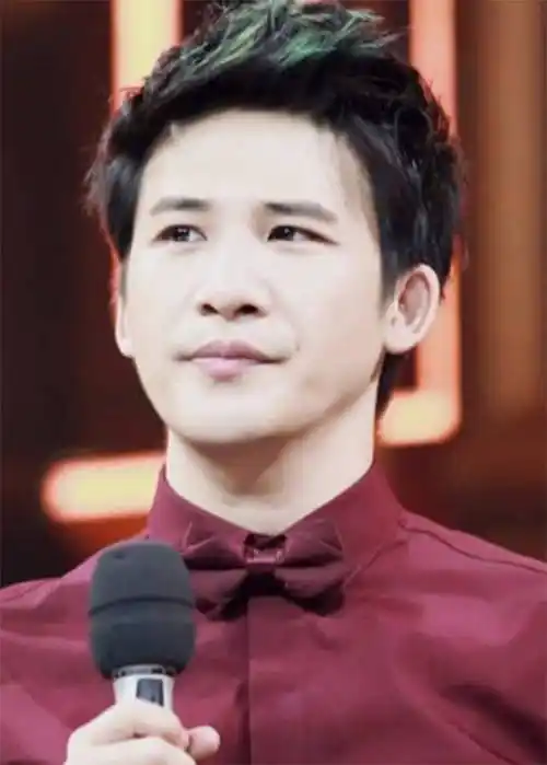 大张伟说自己年轻时长得像易烊千玺,原以为是玩笑,看到旧照心动了!