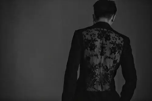 许魏洲身着蕾丝露背西装,男人也可以如此性感!