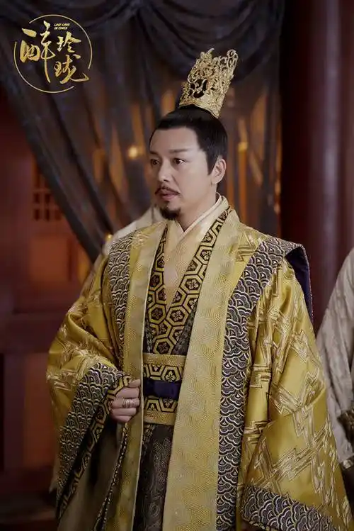 天帝霸气侧漏由刘奕君特别出演的古装奇幻剧《醉玲珑》正在东方卫视