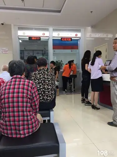 崧厦新市场的中国银行办理业务等半天