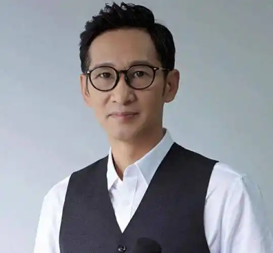 王劲松:资料室打地铺3年,被傅彪一句话激到北京,54岁婚姻成谜_父亲