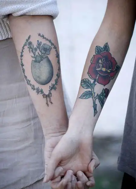 情侣手臂花瓶和花纹身图案