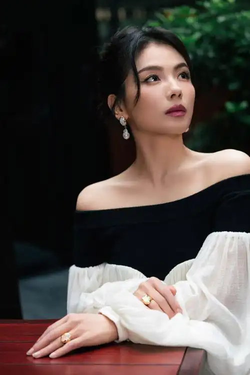 刘涛超话造型:@chloe化妆:@张梦音发型:@张梦音摄影:@axstudio@l刘禹