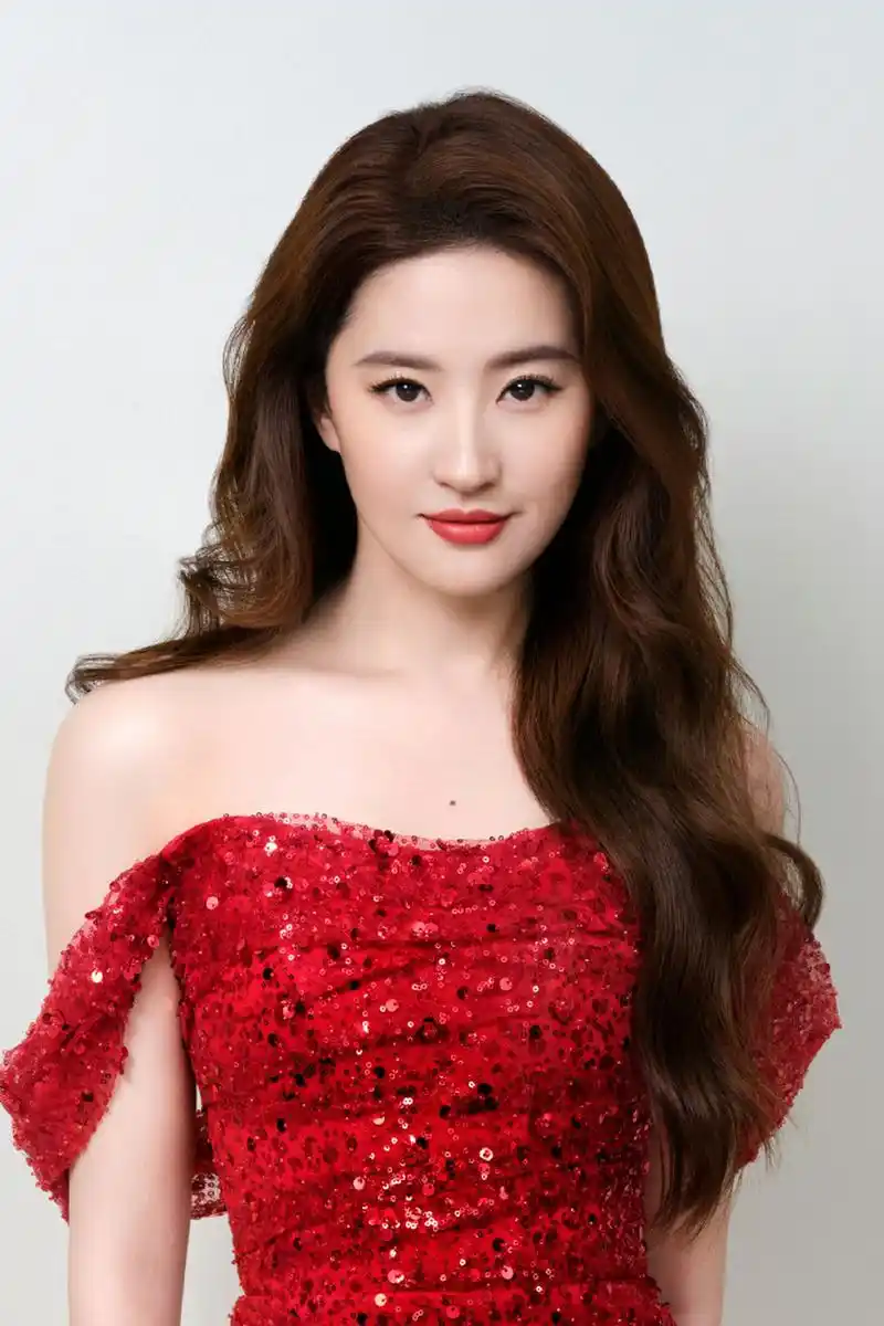 刘亦菲的这套红色抹胸礼服,再搭配上红色高跟鞋,会不会更有感觉?