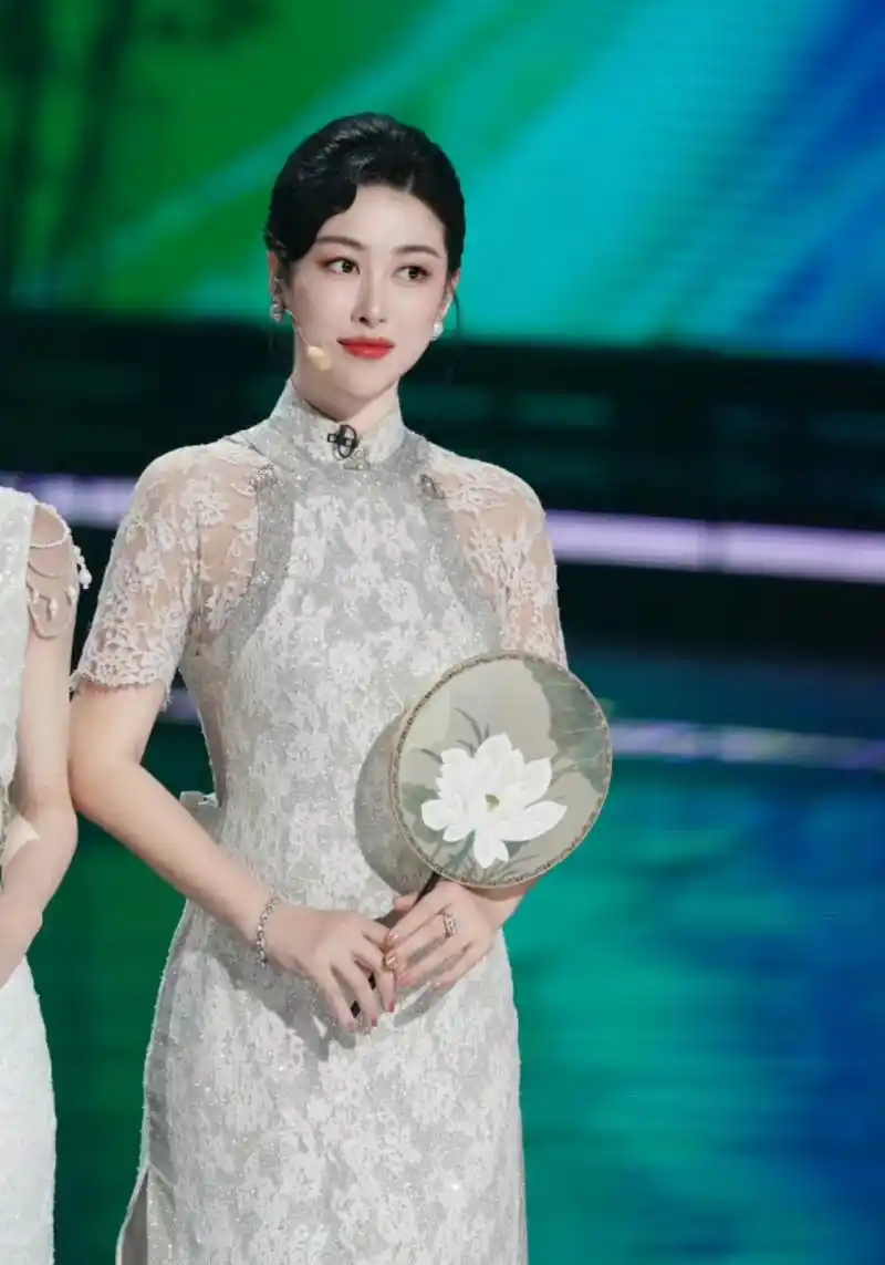 朱珠旗袍造型  #朱珠# #乘风2023