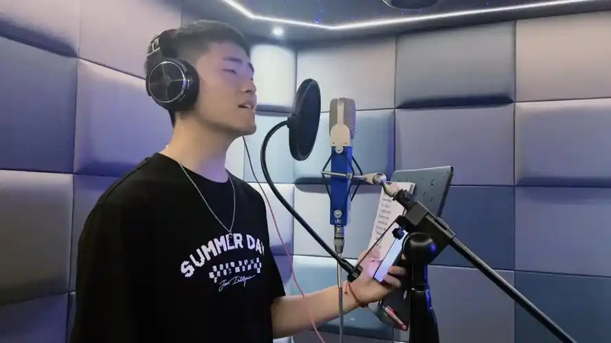 队长youngcaptain 第一次在录音棚里唱自己最喜欢的歌手的歌,已经