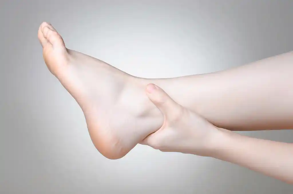 脚踝痛,一个年轻的女人,按摩她痛苦的脚踝