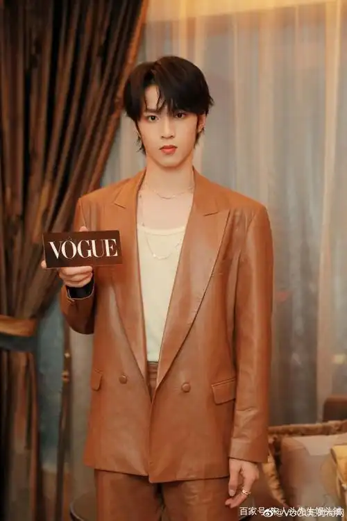 时代少年团刘耀文亮相gucci上海大秀,卡其色皮衣简直不要太帅