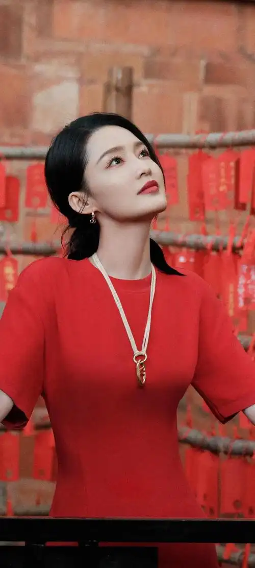 美女系列壁纸第210期-李沁,这个名字在近年来的娱乐圈中逐渐崭露头角