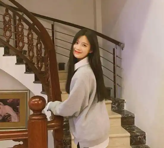 她是被《创造101》淘汰的小富婆,今晒居家照,穿卫衣也很甜美_陈意涵