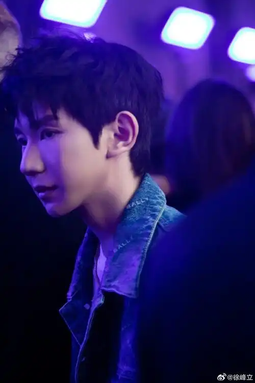 有的人昨天熬夜为王源p图了吧,用的还是十周年p蓝海的手机#王源外网生