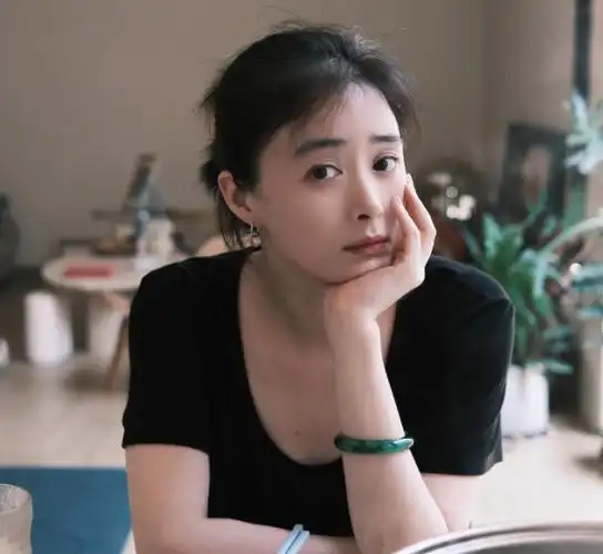 7月29日,演员蒋欣罕见地在社交平台上晒出自己最新一组照片,并配文称