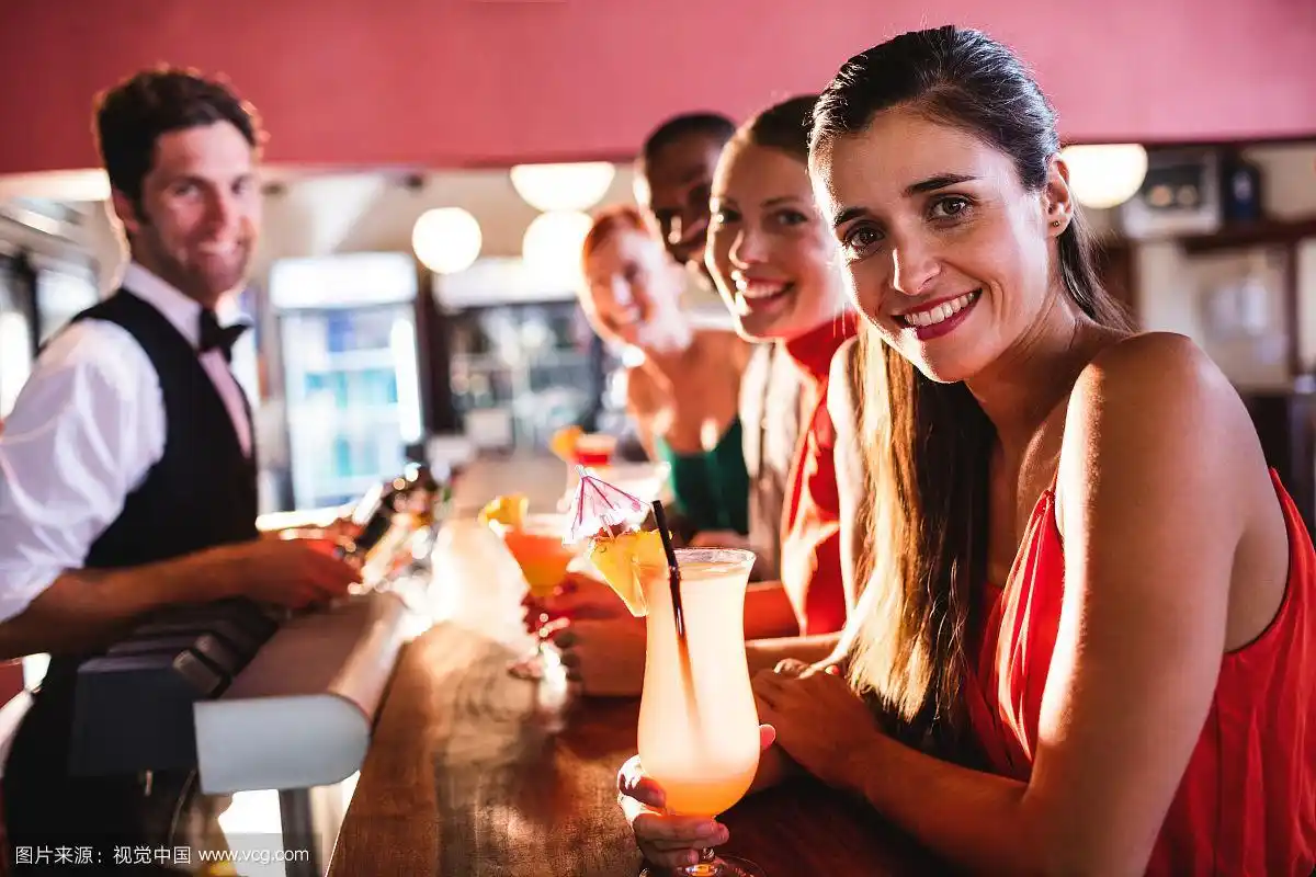 一群朋友在夜总会的吧台上喝酒