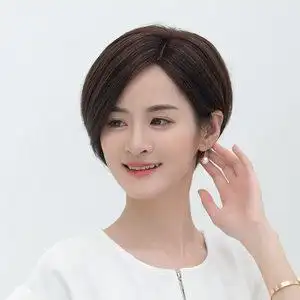 中分短发女图片