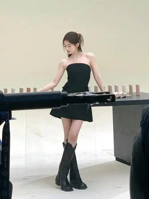 鞠婧祎日常工作随拍#小黑裙简约大方高级,搭配黑色长靴又酷又帅!